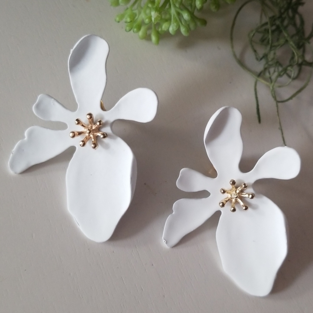 White Alloy Lily Earrings - Picture 4 of 5